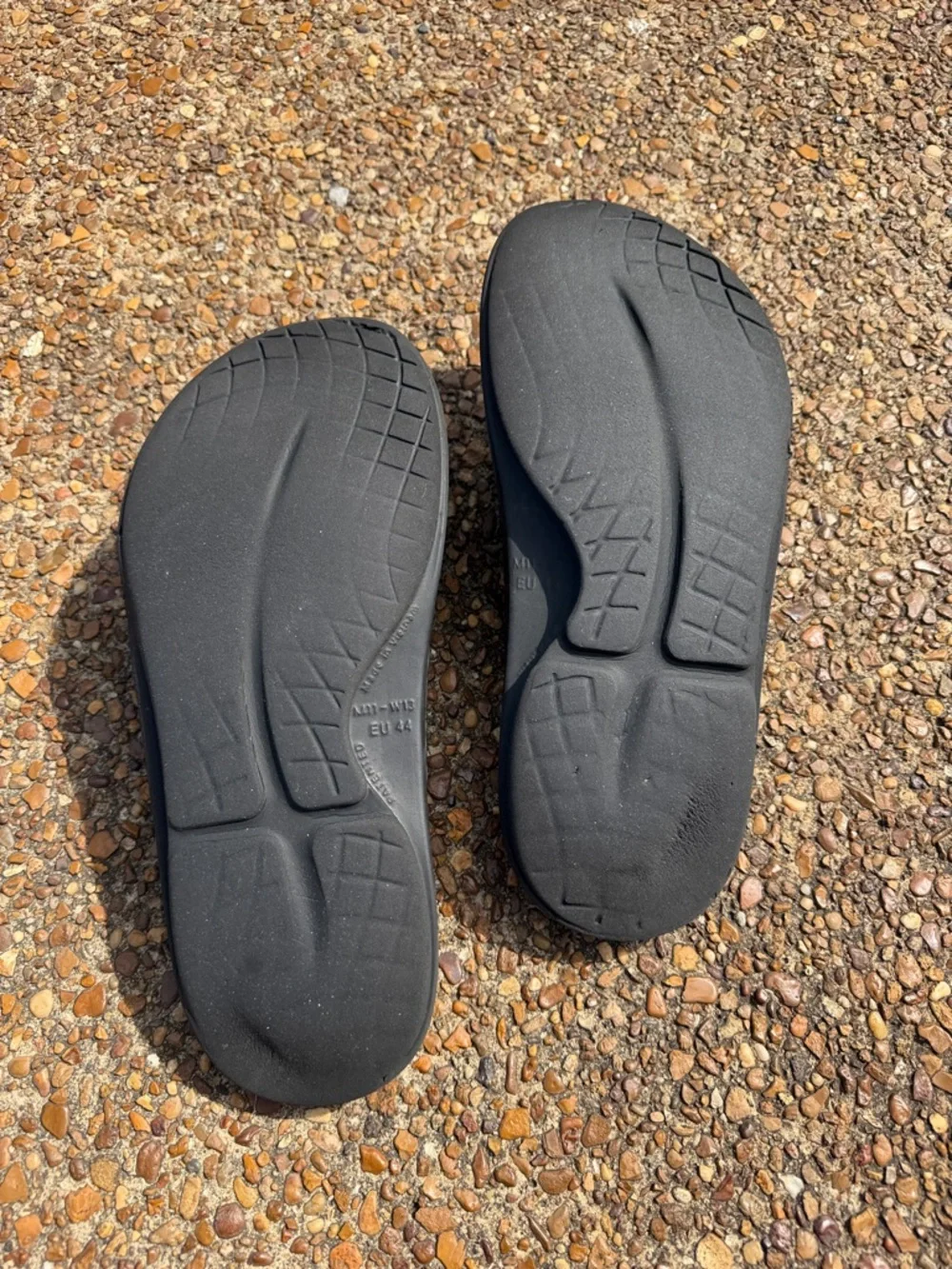 Mens Size 11 OOFOS Black and Gray Flip Flop Sandals - Picture 11 of 16